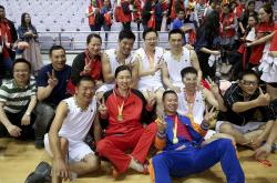 现场球迷支持，球队团结协作训练大力实战