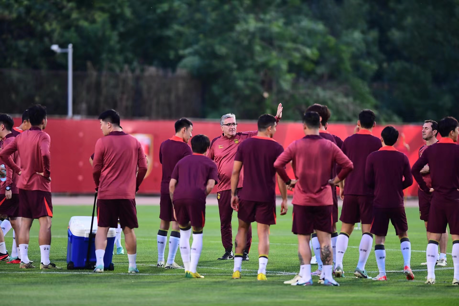 泰国球队备战国际盛事，迎接足坛巅峰对决